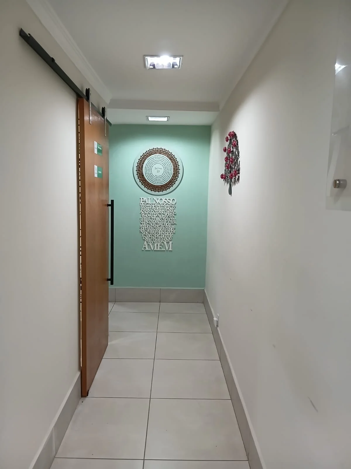 Corredor interno da clínica